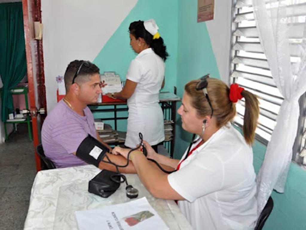 Felicita Díaz-Canel a médicos y enfermeras de la familias