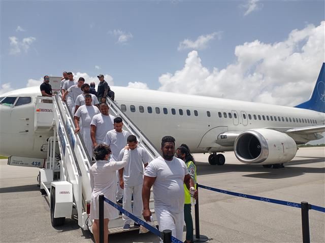 Retornan a Cuba desde EEUU a grupo de migrantes irregulares
