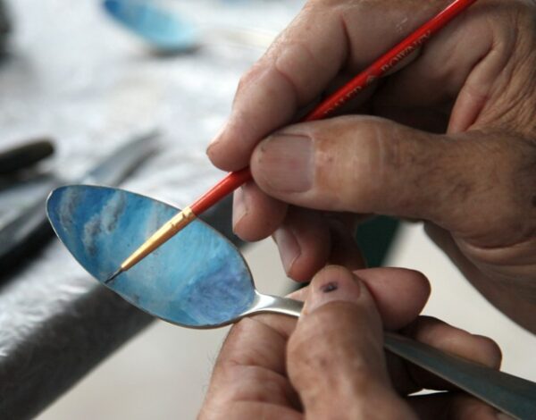 Wenseslao siempre tiene a mano la solución sobre la que plasma sus ideas. Foto: Oscar Alfonso Sosa.