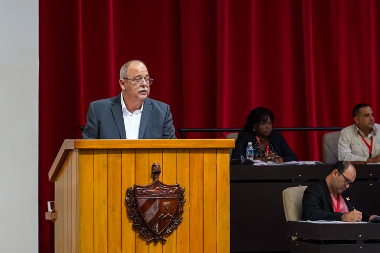 Ministro de Energía y Minas: “Solo con energías renovables y combustible nacional superaremos la crisis energética»