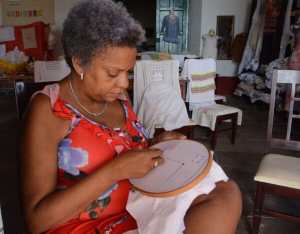 Cuando sus manos empujan la creatividad, toda obra es hermosa. Foto: Oscar Alfonso Sosa.