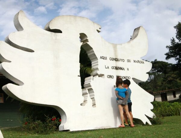 Esta escultura de hormigón y acero realizada por el desaparecido artista José Delarra, da la bienvenida al visitante. Foto: Oscar Alfonso Sosa.