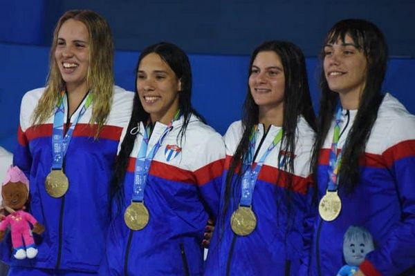 Lorena González y relevo cubano sorprenden con título y récord en natación centrocaribeña