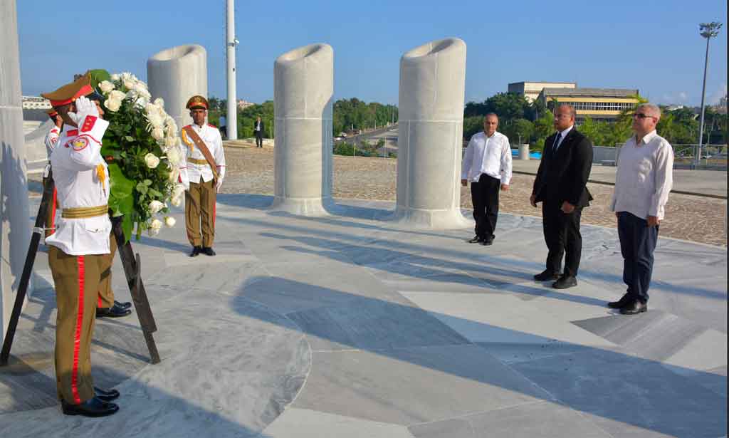 Presidente de Nauru rinde homenaje a José Martí en Cuba