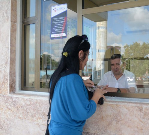 El funcionamiento de la nueva Cadeca descongestiona los servicios de la casa matriz de la cabecera provincial. Foto: Oscar Alfonso Sosa.