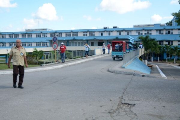 Quienes acudan al Hospital Provincial por algún motivo podrán acceder a los servicios de la nueva Cadeca. Foto: Oscar Alfonso Sosa.