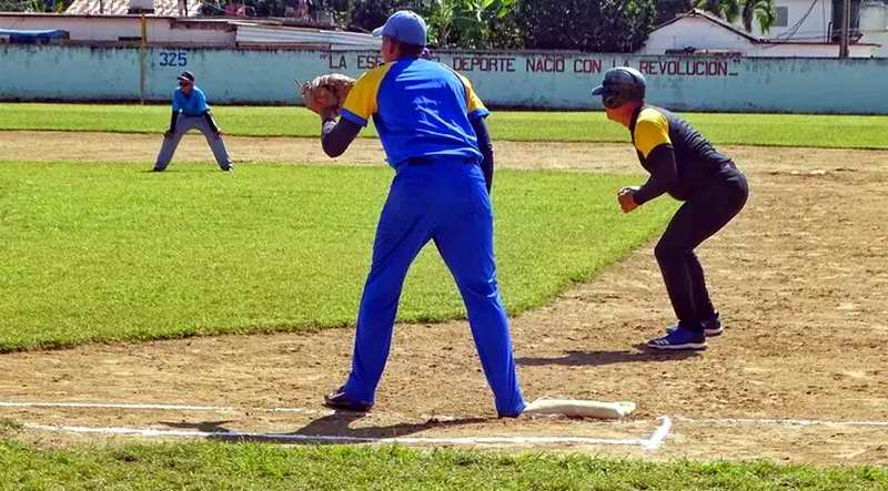 Fiesta de las bolas y los strikes en Sancti Spíritus