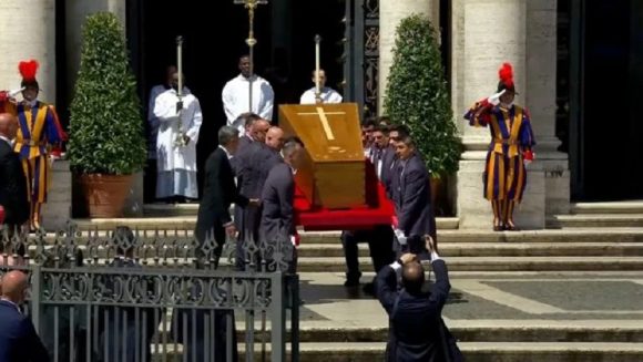Delegación cubana participa en último adiós al papa Francisco