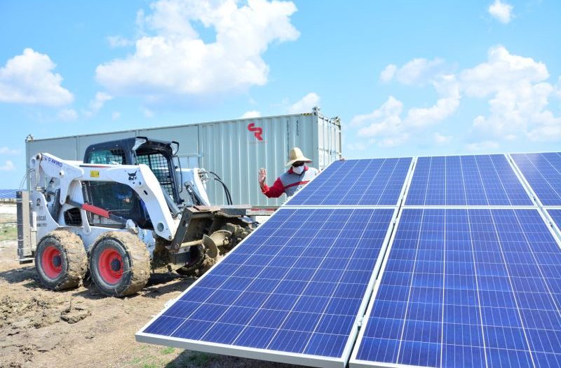 Comenzó instalación de mesas en parque fotovoltaico de Cabaiguán