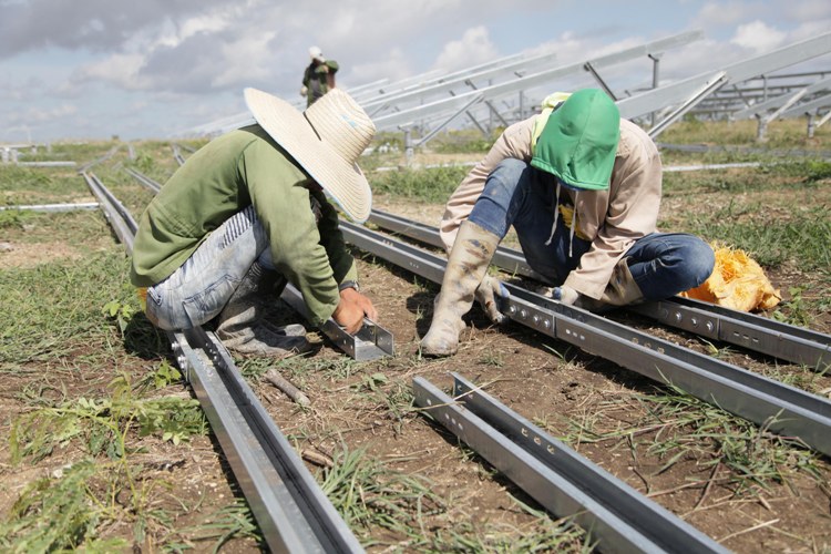 Constructores suman prisa en Arroyo Lajas