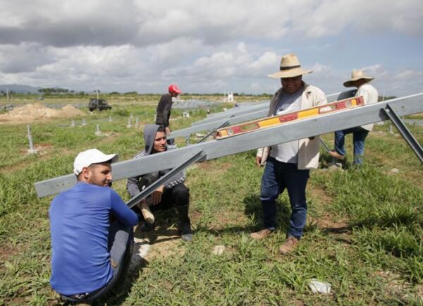 Aprovechar el tiempo, máxima de los constructores para avanzar en la obra. Foto: Oscar Alfonso Sosa.