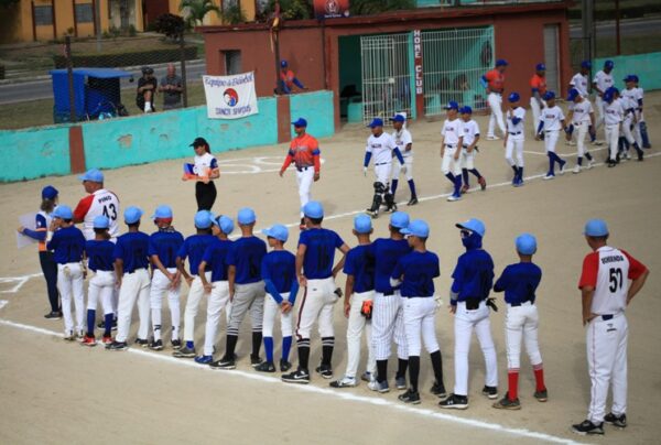 Las Pequeñas Ligas del Beisbol regalaron un bonito enfrentamiento entre las representaciones de Morón y Sancti Spíritus. Foto: Oscar Alfonso Sosa.