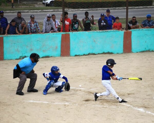 Los bateadores del equipo de Morón fueron anulados por el pitcheo local. Foto: Oscar Alfonso Sosa.
