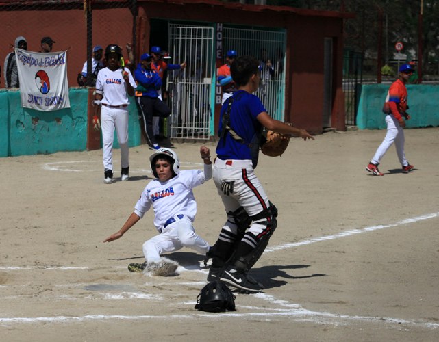 Gallitos espirituanos sonríen ante Tigrecitos avileños en Pequeñas Ligas de Béisbol