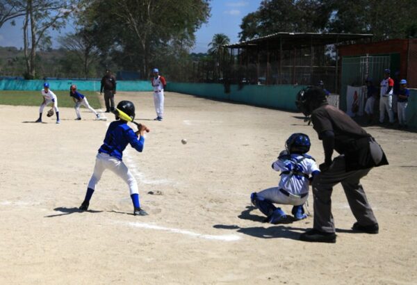 Escenas del juego entre los peloteritos de Morón (pullover azul) y los de Sancti Spíritus. Foto: Oscar Alfonso Sosa.