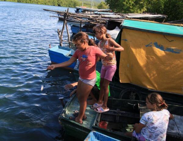 Esta escena es cotidiana, con los niños en ajetreos de pesca. Foto: Oscar Alfonso Sosa.