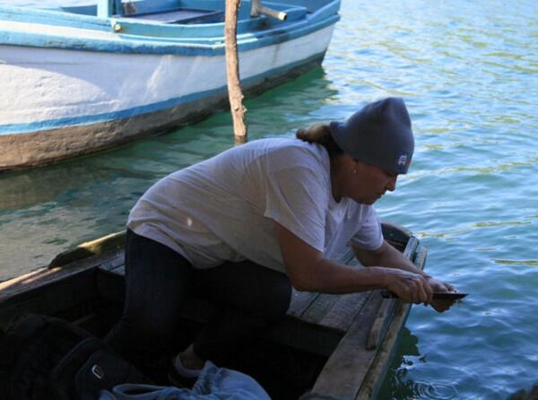 Las mujeres también incursionan en los ajetreos de pesca. Foto: Oscar Alfonso Sosa.