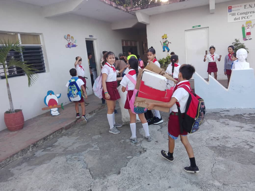 Pioneros de Zaza del Medio se suman al reciclaje en su aniversario (+ fotos)