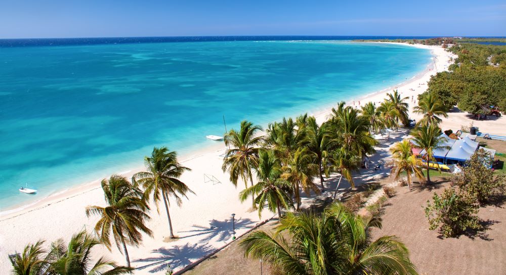 Playa Ancón ofrece la bienvenida al verano