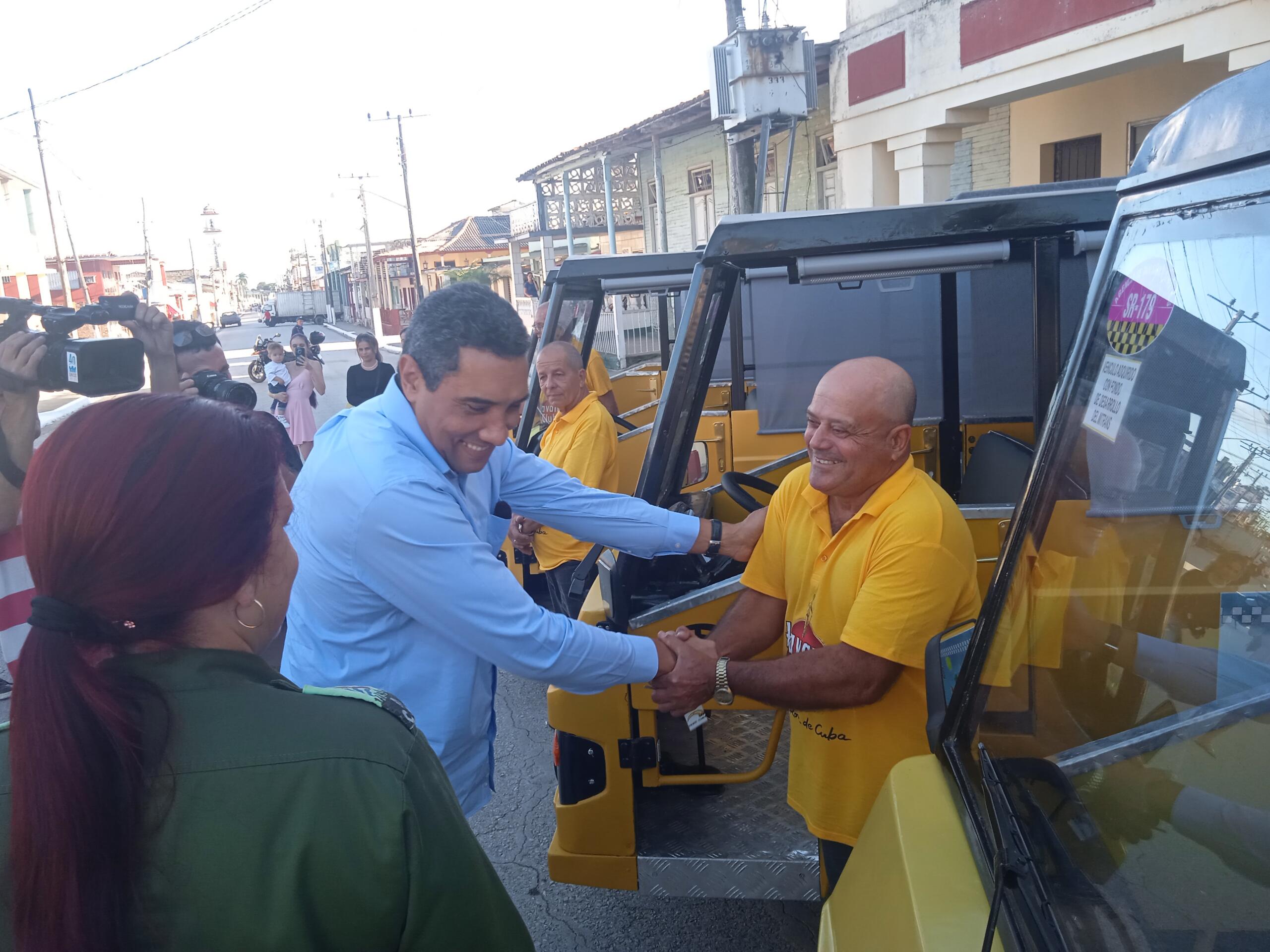 Inaugura Ministro de Transporte de Cuba servicio de Ecomóviles en Cabaiguán (+Audio y Fotos)