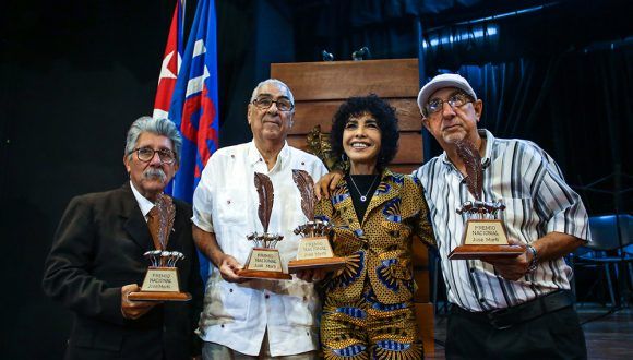 Encabezó Díaz-Canel entrega de premios periodísticos