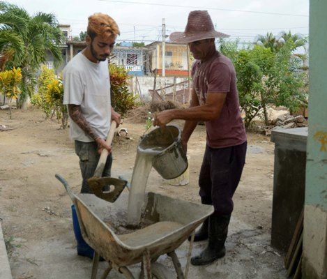 Los constructores de la Cooperativa de Créditos y Servicios  (CCS) Heriberto Orellana aprovechan todo el tiempo posible para agilizar la terminación de los trabajos. Foto: Oscar Alfonso Sosa.