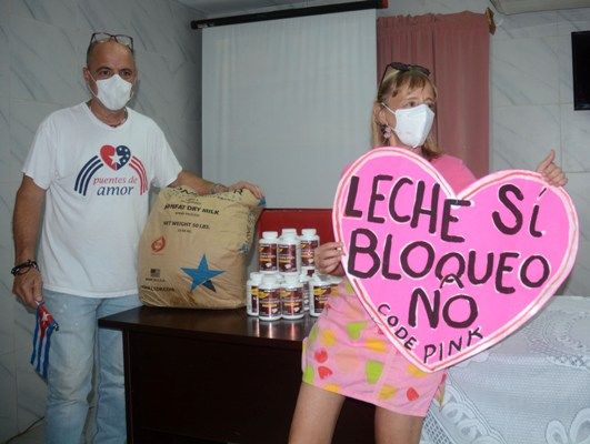 Puentes de Amor, liderado por el profesor Carlos Lazo Carlos Lazo (I) y Code Pink, por Medea Benjamín (D), mostraron, más allá de los donativos,  la solidaridad de los movimientos que lideran con Cuba. Foto:  Oscar Alfonso Sosa.