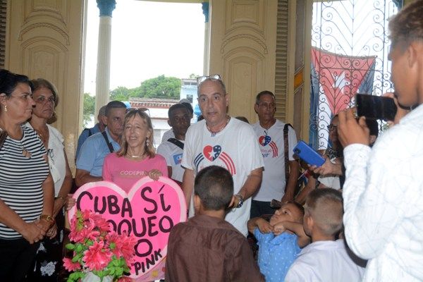 El profesor Carlos Lazo Carlos Lazo (C, derecha) y Medea Benjamín (C, izquierda), durante su estancia en el Hogar de Niños sin Amparo Familiar. Foto:  Oscar Alfonso Sosa.