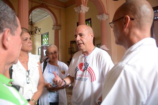 El profesor Carlos Lazo Carlos Lazo (C, derecha), intercambia con personal de la salud y de otras instituciones, durante su visita a la ciudad de Sancti Spíritus. Foto:  Oscar Alfonso Sosa.