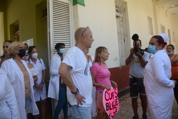 El profesor Carlos Lazo Carlos Lazo (C), líder del movimiento Puentes de Amor, intercambia con trabajadores del Hogar de Ancianos Municipal. Foto:  Oscar Alfonso Sosa.