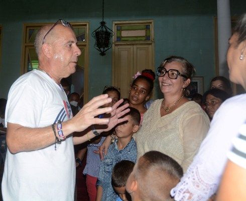 El profesor Carlos Lazo Carlos Lazo (I), líder del movimiento Puentes de Amor, intercambia con trabajadores del Hogar de Niños sin Amparo Familiar. Foto:  Oscar Alfonso Sosa.