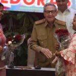 Felicita Raúl Castro a miembros de la Federación de Mujeres Cubanas