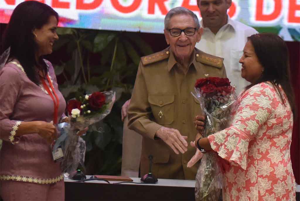 Felicita Raúl Castro a miembros de la Federación de Mujeres Cubanas