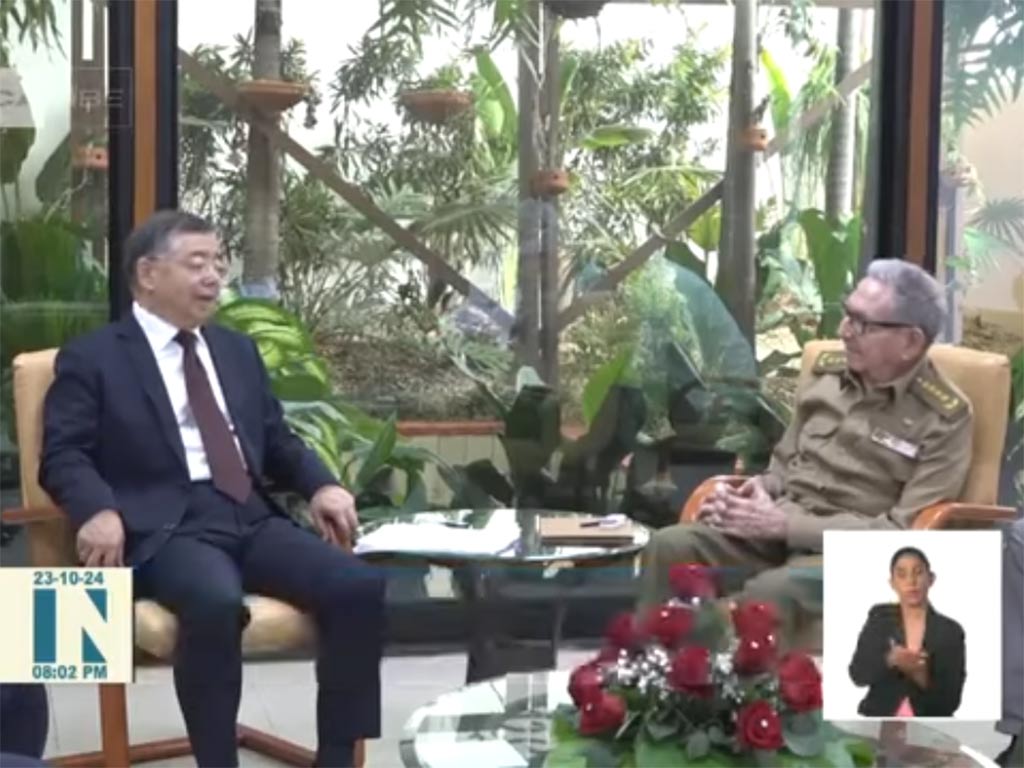 Intercambia Raúl Castro con consejero de Estado de China