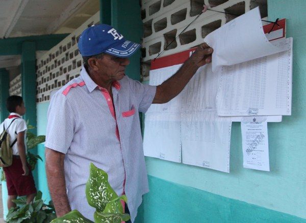 Desde bien temprano los pobladores llegaron al colegio electoral. Foto: Oscar Alfonso Sosa.