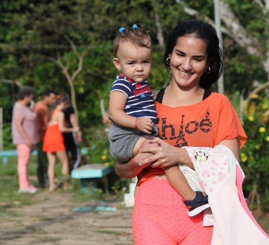 Los jóvenes, con el futuro en sus brazos, ejercieron su derecho al voto. Foto: Oscar Alfonso Sosa.