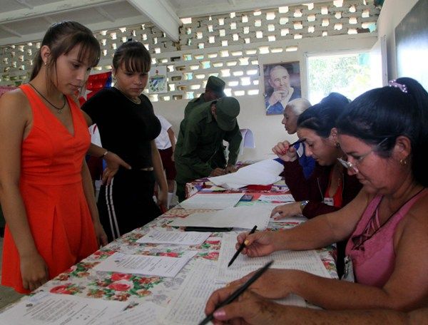 Varios jóvenes ejercieron por vez primera su derecho al voto. Foto: Oscar Alfonso Sosa.
