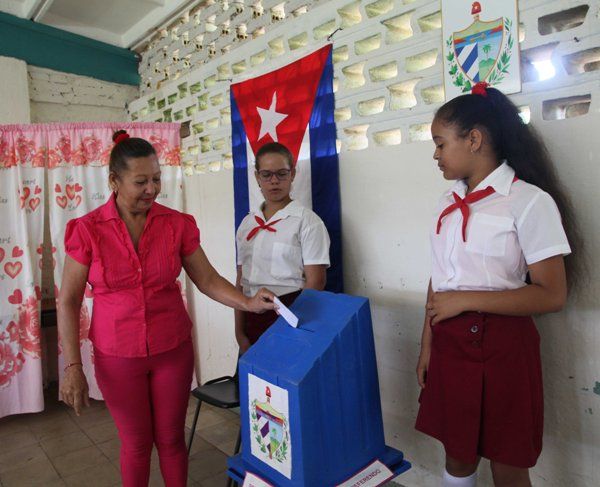 A pesar de las lluvias continúa participación en referendo en Cuba