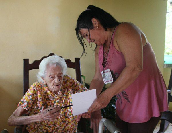 Quienes por alguna razón no podían trasladarse hasta el colegio, ejerció el voto desde su vivienda. Foto: Oscar Alfonso Sosa.
