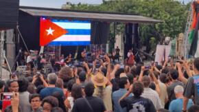 Silvio Rodriguez desborda escalinata universitaria