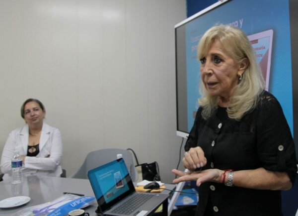 La Doctora Cristina Osio, de Argentina, expone experiencias y saberes para una mejor atención al neonato. Foto: Oscar Alfonso Sosa. 