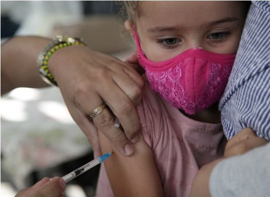 Niños de entre dos y once años de edad reciben la inmunización de refuerzo contra la Covid 19. Foto:  Oscar Alfonso Sosa.