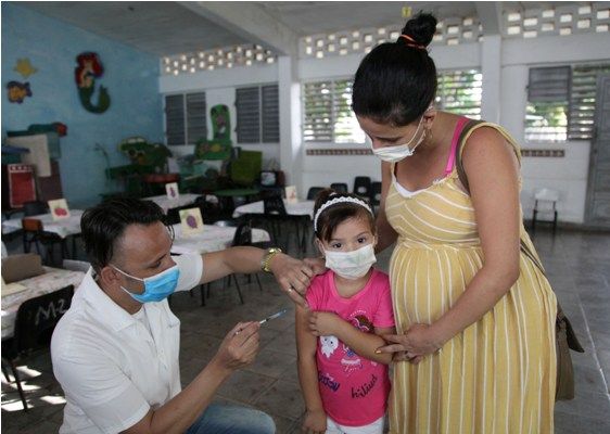 Los menores reciben el inmunógeno Soberana 02, como parte de toda la estrategia del sistema de salud del país de potenciar la lucha contra la Covid 19. Foto:  Oscar Alfonso Sosa.