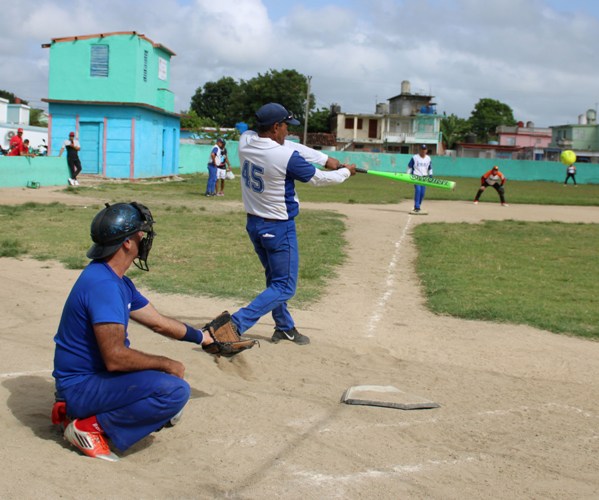 Para el verano, la diversión también encuentra asiento en el softball. Foto: Oscar Alfonso Sosa.