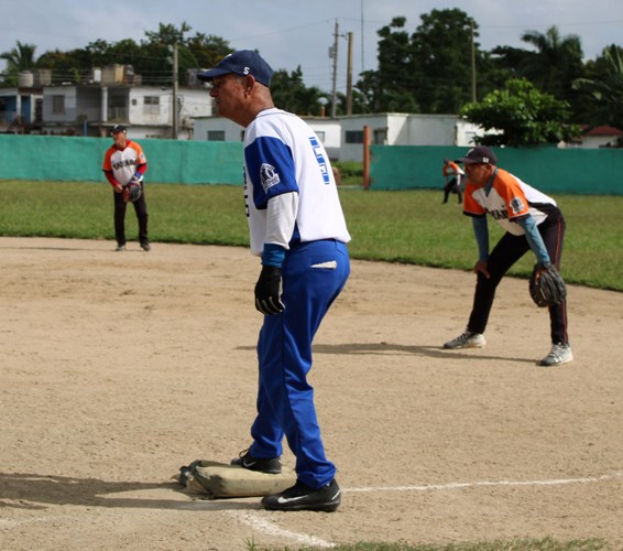 Desde los más jóvenes hasta los veteranos se suman a la práctica del softball. Foto: Oscar Alfonso Sosa.