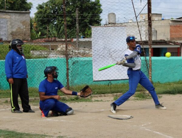 El softball también dice presente en modo verano. Foto: Oscar Alfonso Sosa.