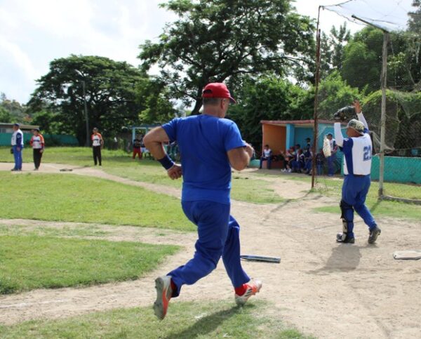 Jugar softball es cotidiano en tiempo de verano. Foto: Oscar Alfonso Sosa.