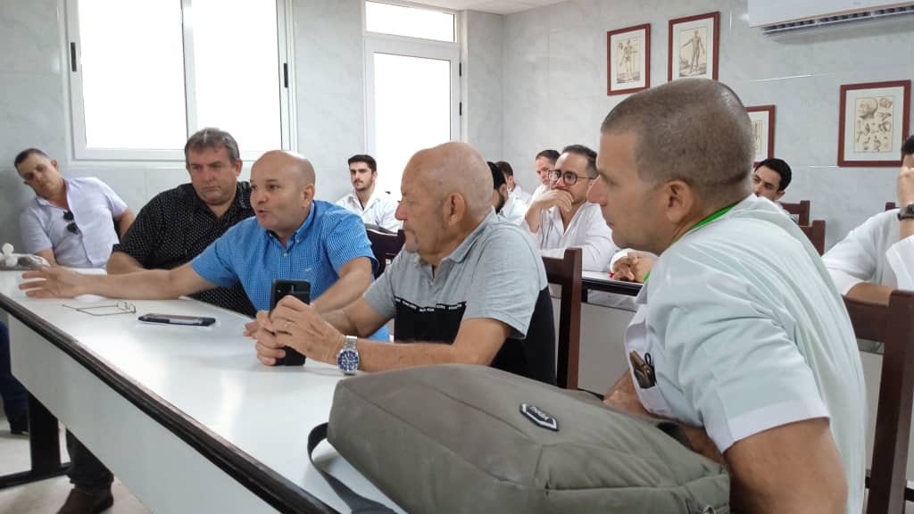 Practican cirugía de columna como parte del Taller de Ortopedia y Traumatología