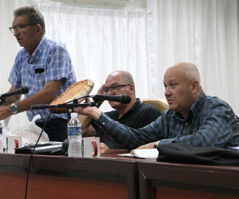 Jorge Luis Tapia Fonseca (D), Vice Primer Ministro cubano, muestra alimentos que se elaboran a partir de la harina de yuca. Foto: Oscar Alfonso Sosa.