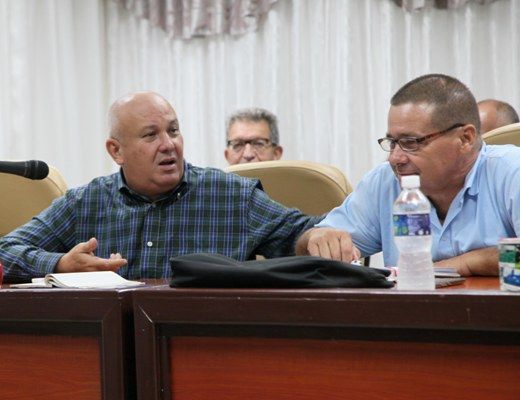 Jorge Luis Tapia Fonseca (I), Vice Primer Ministro cubano, llamó también a multiplicar las plantaciones de yuca, un cultivo que resiste condiciones adversas como la sequía y el déficit de fertilizantes. Foto: Oscar Alfonso Sosa.